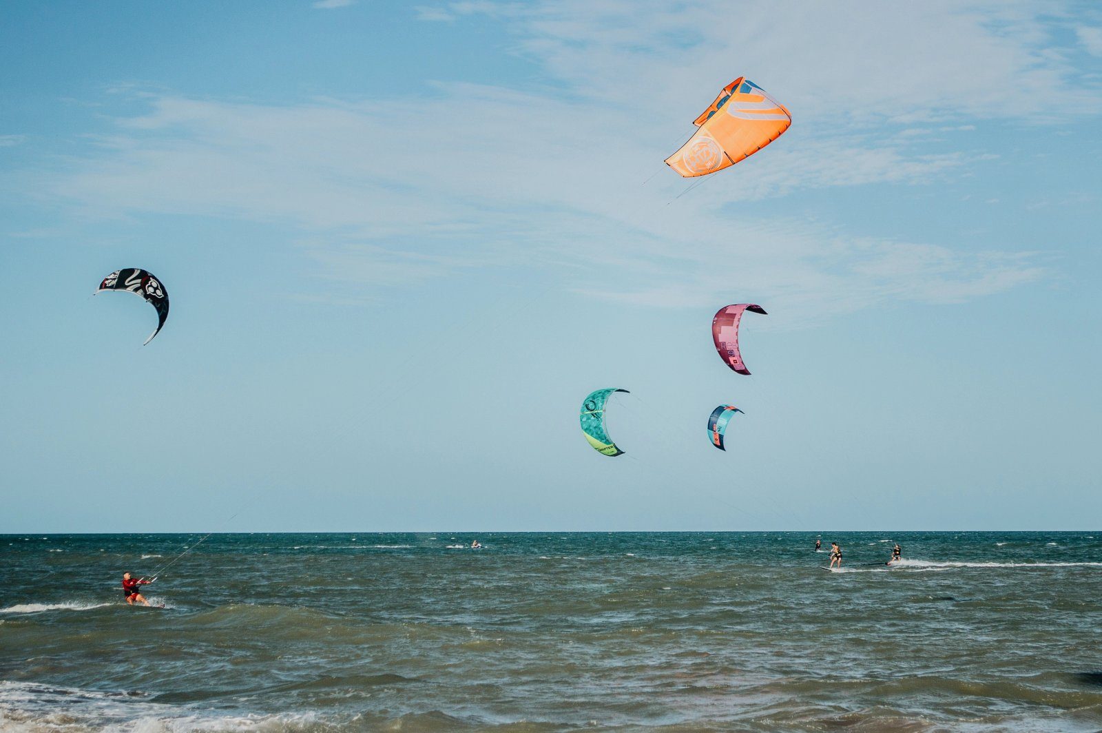 Kites volando sobre el mar