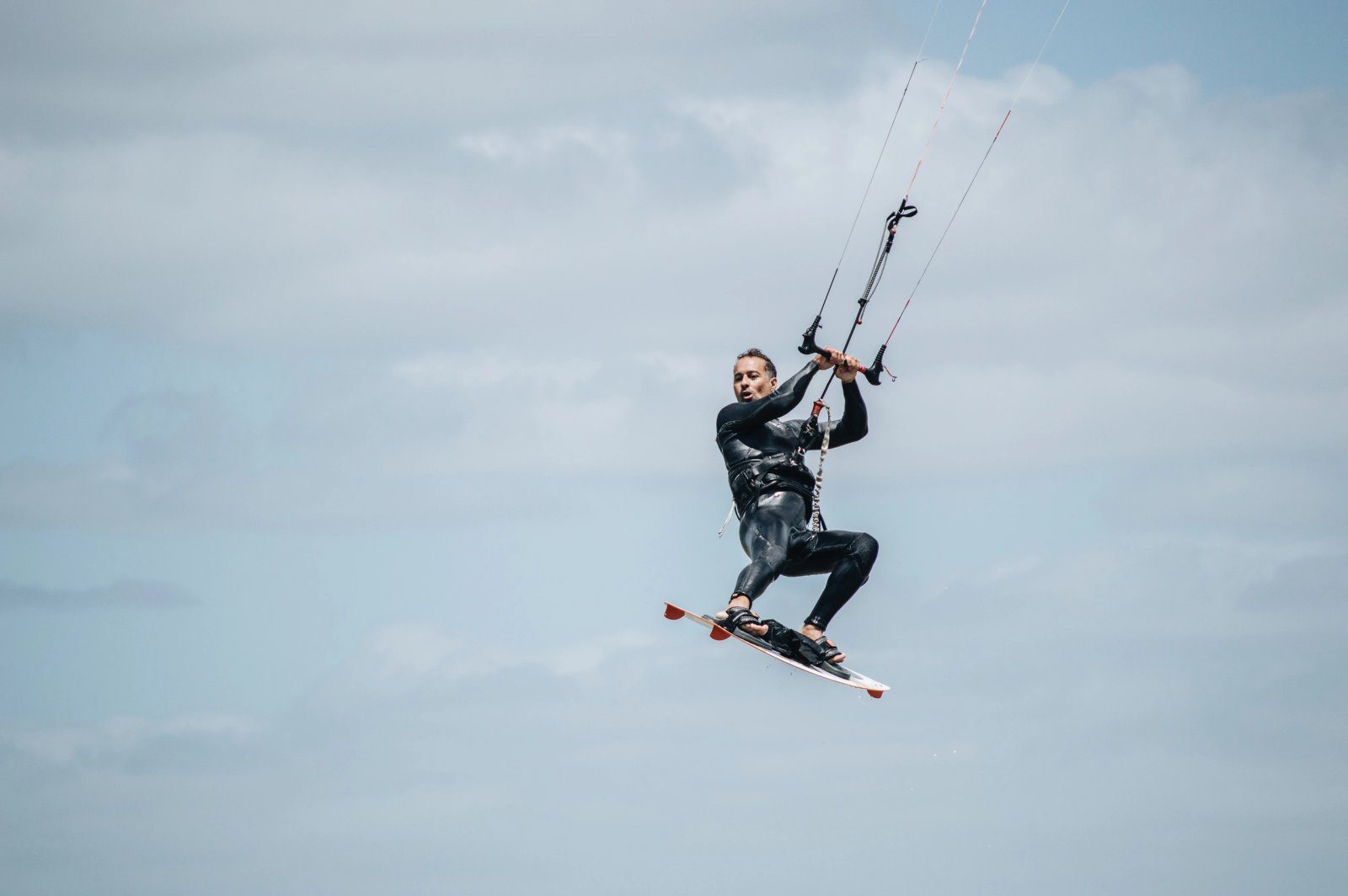 Salto de kite en agua plana